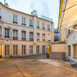 Comfortable Flat In The Middle Of Apartment Paris